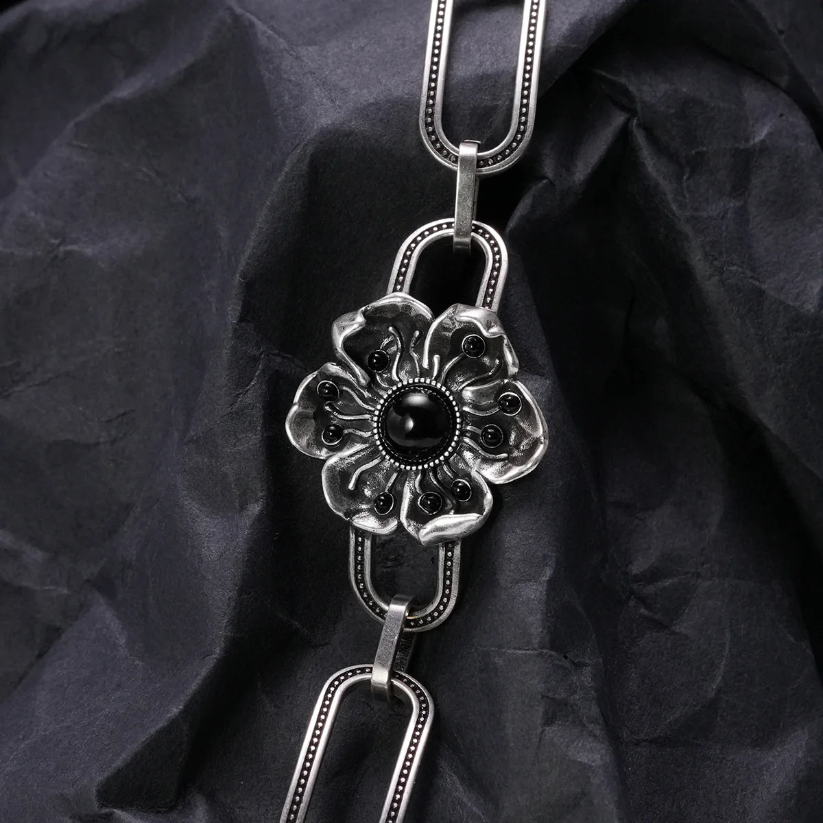 BOUND BLOOM CHOKER
