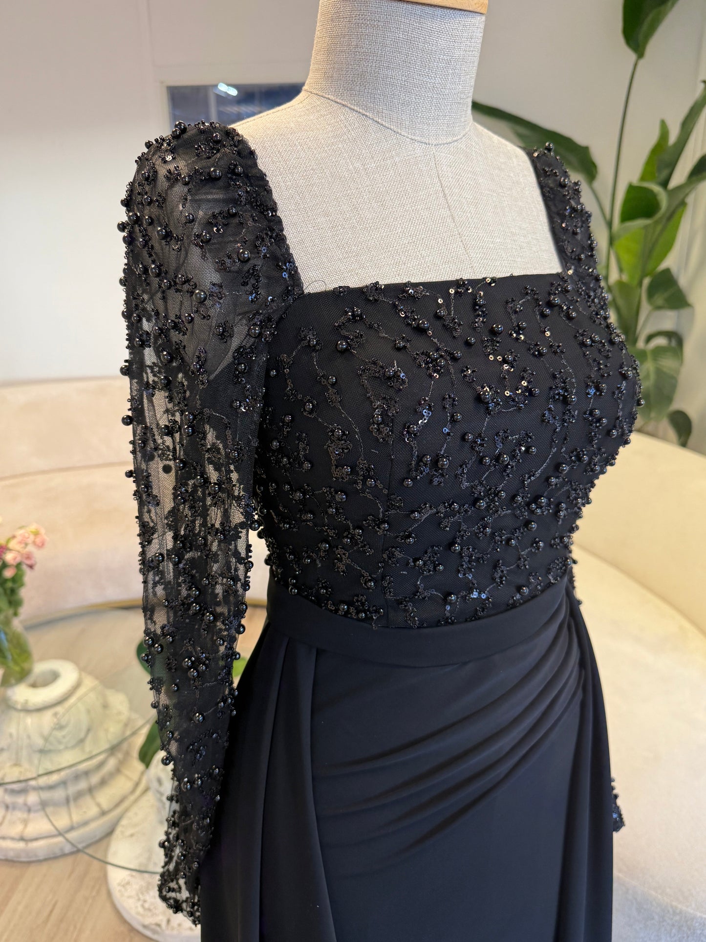 The Amora dress black