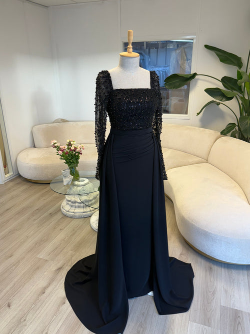 The Amora dress black