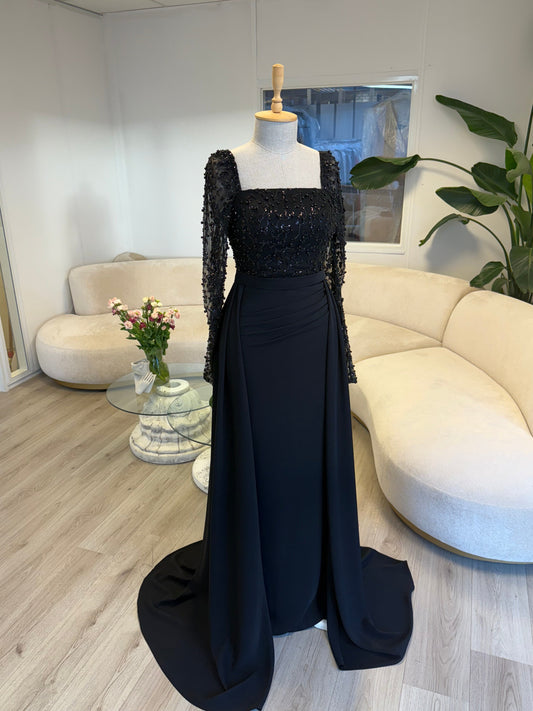 The Amora dress black