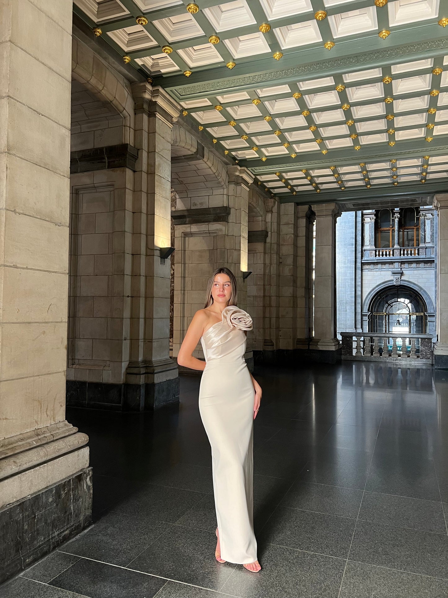 The Rozerin dress beige